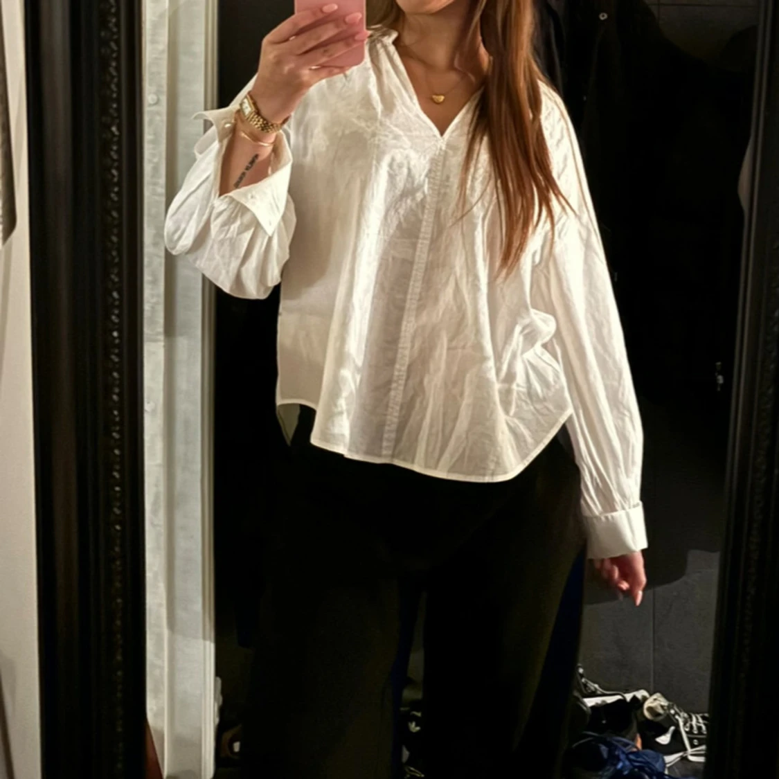 Vit blus med v-ringning