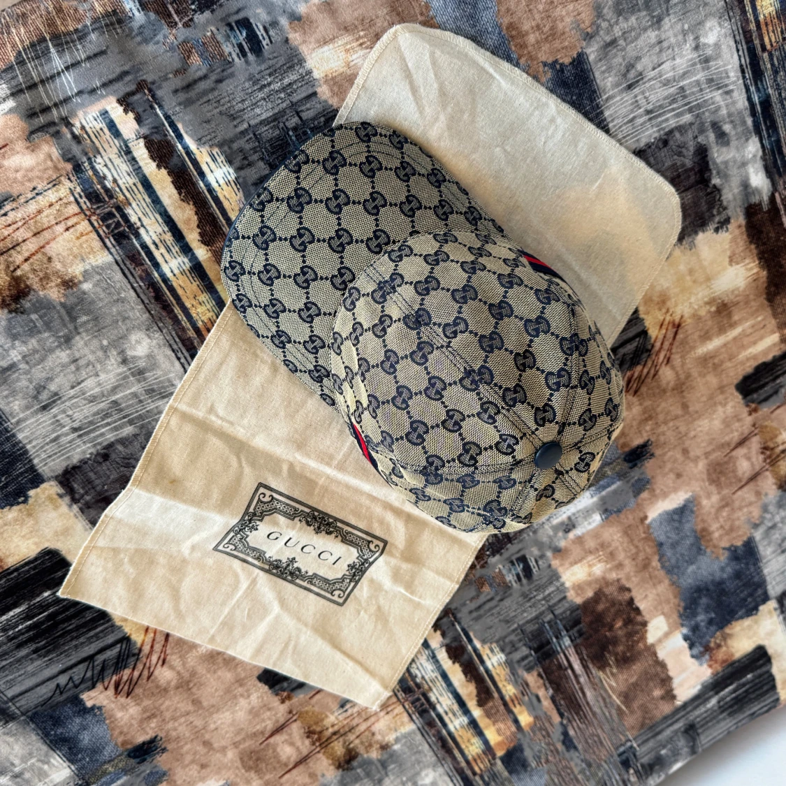 Gucci keps med GG-mönster och röd-blå detalj - 1