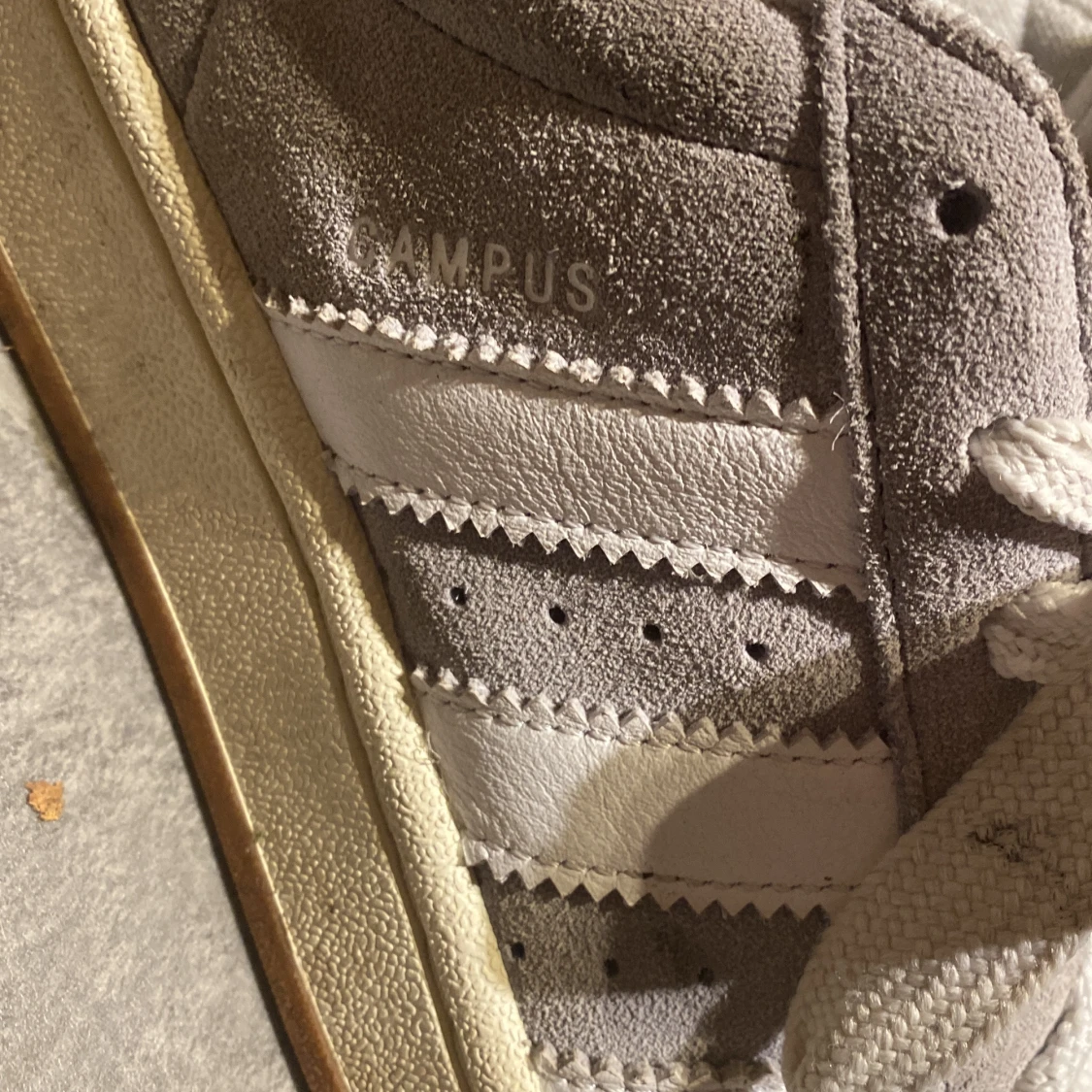 Grå Adidas Campus sneakers mocka - 1