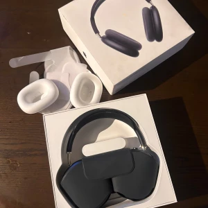 AirPods Max hörlurar  - Hej, Säljer dessa då dem inte används så mycket. Köpts i juli 2025 på Elgiganten Norge. Nypris 6800:- Kvitto, box och laddare tillkommer. Orderbekräftelse och kvitto direkt från ”mina sidor” är också tillgängligt. 