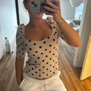 prickig topp - superfin beige prickig topp från h&m❣️står storlek Xs men passar även S