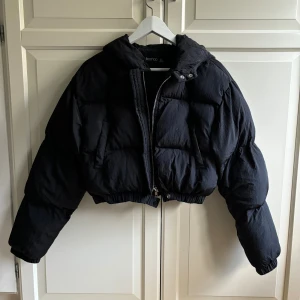 Svart croppad puffer jacket  - Knappt använd, väldigt fint skick 