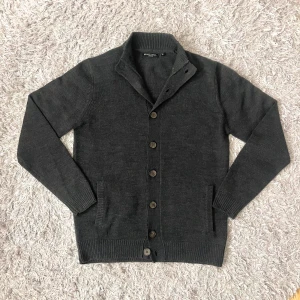 Mörkgrå kofta från Brave Soul - Säljer en skön kofta från Brave Soul! | Mycket fint skick utan defekter! | Storlek M. | Ställ gärna frågor innan du köper!