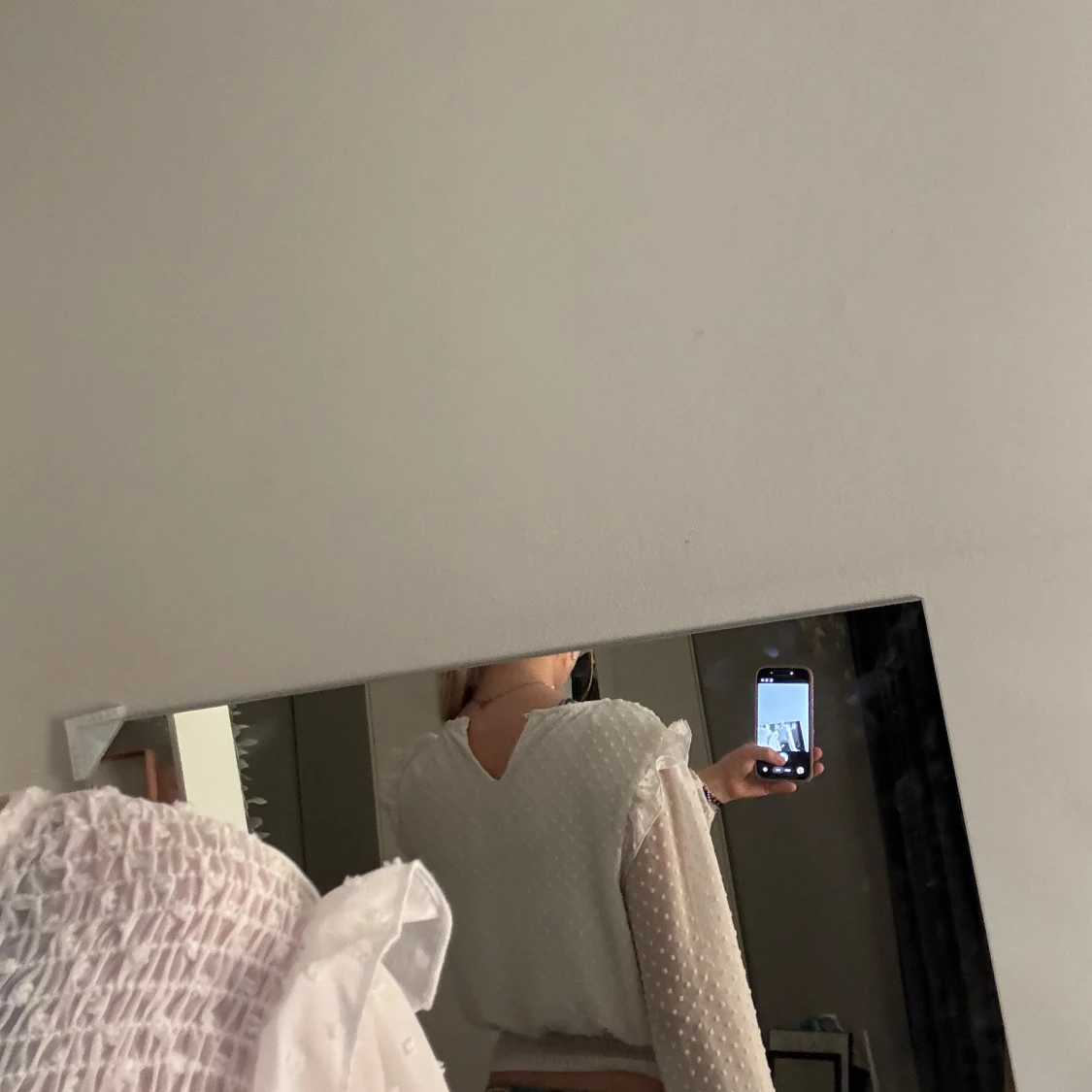 Vit prickig blus med volangdetaljer - 1