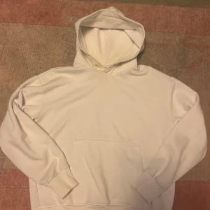 Zara hoodie - Säljer denna vita hoodie från Zara i storlek S, sparsamts använd, pris kan diskuteras!! Tveka inte att skriva!!
