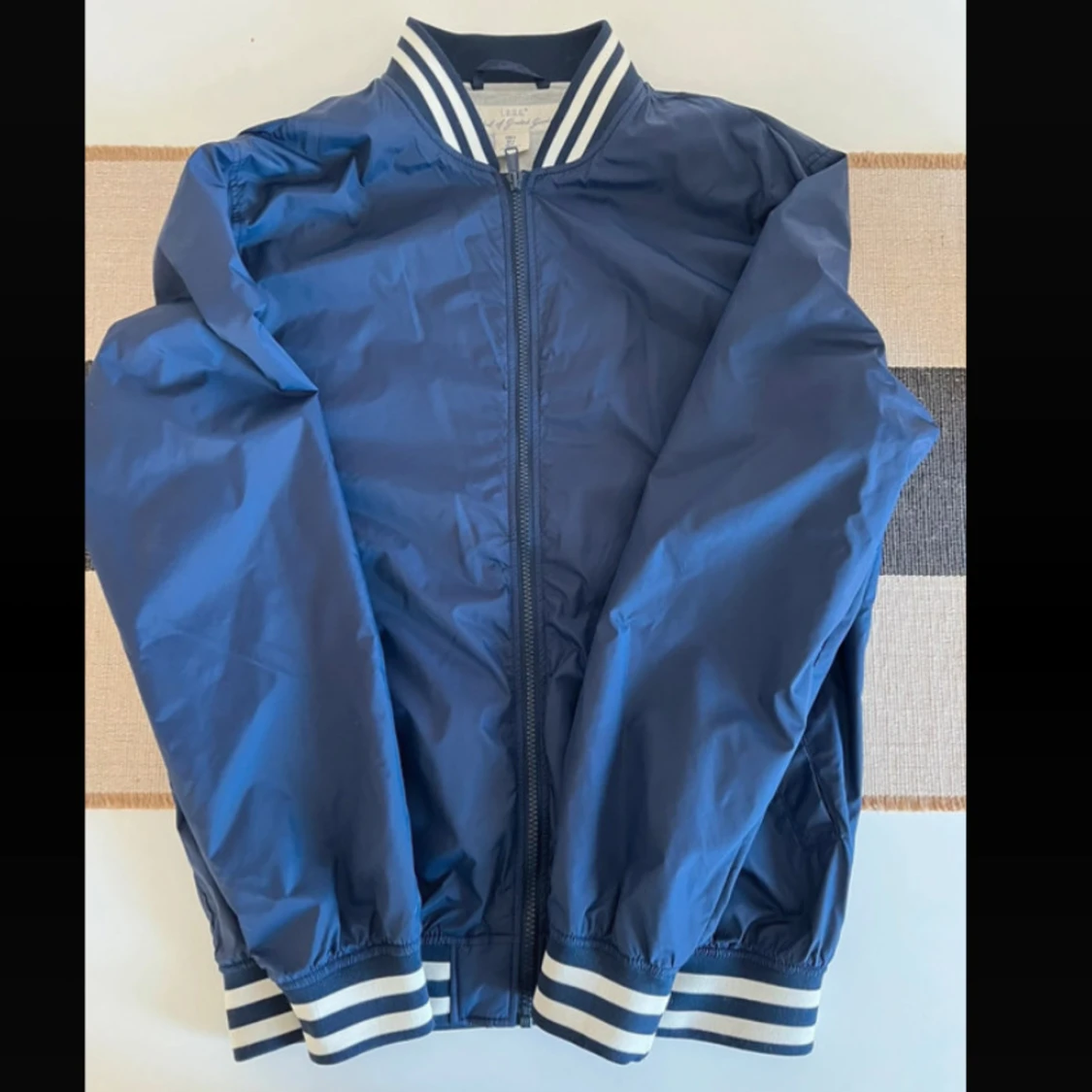 Marinblå bomberjacka från H&M L.O.G.G.