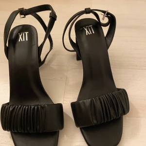 Klackskor - Klackskor i storlek 37, köpta ifrån DinSko och bara använda 1gång