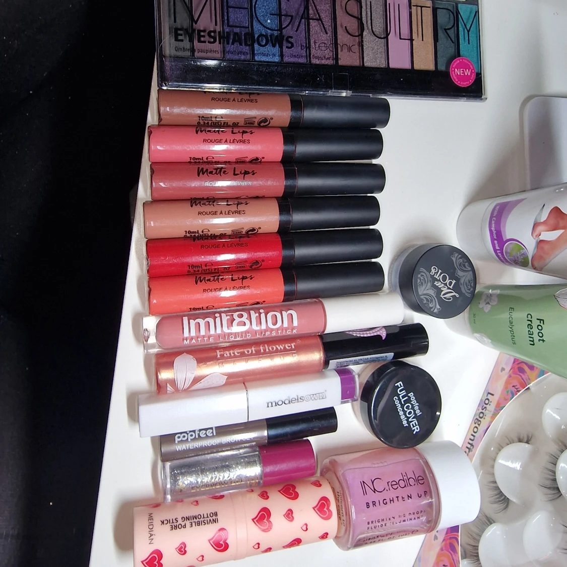 Stort sminkpaket med ögonskugga & läpprodukter med mera! - 1