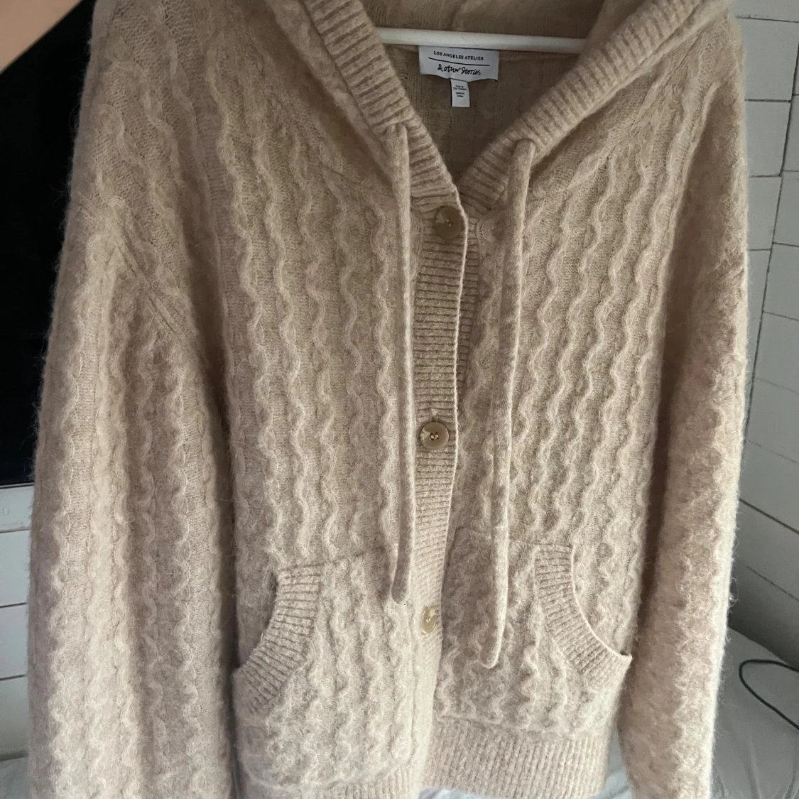 Beige stickad hoodie-kofta från & Other Stories - 1