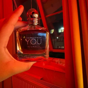 Stronger With You Intensely parfym - Stronger With You Intensely från Emporio Armani är en modern parfym med stilren design. Volymen är 100 ml. Perfekt för dig som vill sticka ut och visa din personlighet.