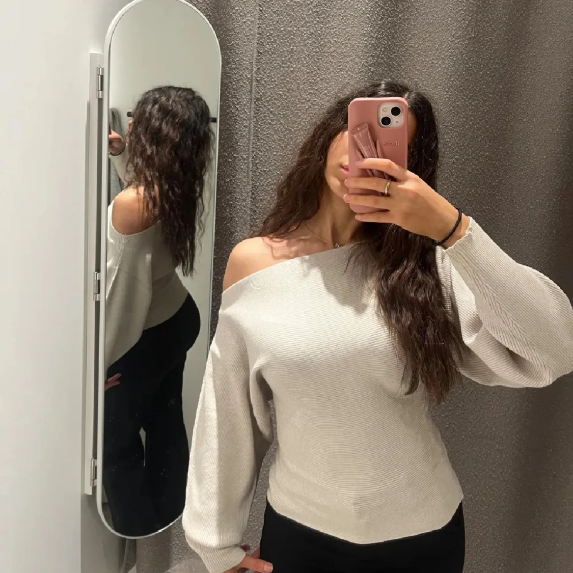 Beige offshoulder tröja - 2