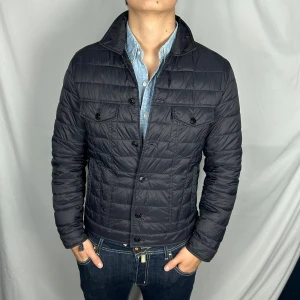 Massimo Dutti Down Overshirt - Size: M, sitter som M/S på grund av att italienska storlekar är små. Skick: 9/10. Retail pris: 2000kr (+). Modellen är 185cm & väger 80kg.