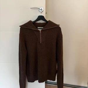 Half zip tröja  - Säljer nu min half-zip stickade tröja från These Glory Days som inte kommer till användning längre. Köpt på Volt, 8/10 skick då den är lite nopprig men det går bort med en noppermaskin. Hör av dig om du har några funderingar!