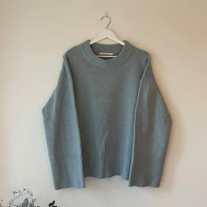 Ljusblå stickad tröja från A Day's March - Supermysig ljusblå stickad tröja från A Day's March, modell Coleen. Tröjan är i 100% ull. Har bara använt en gång efter köp men säljer för att jag inte passar i färgen. Väldigt skön!