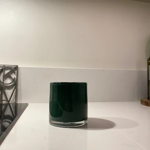 Ljuslykta  - I nyskick, aldrig använd! Höjd ca 10 cm, Ø ca 10 cm. Mörkgrön