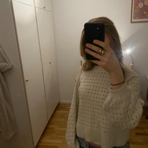 Vit stickad tröja från VILA XS - Säljer en vit stickad tröja från VILA i storlek XS. Tröjan har ett snyggt rutmönster och är ribbad vid hals, ärmslut och nederkant. Modellen är lite loose och har långärmade ballongärmar som ger en cool och avslappnad vibe.