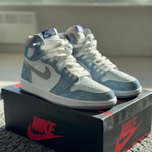 Jordan 1 Hyper Royal High (OG) - Nike Air Jordan 1 Retro High OG "Hyper Royal" - Storlek 40.5 (passar 41-41.5) - Nästintill nya! Säljer ett par Nike Air Jordan 1 Retro High OG "Hyper Royal" i storlek 40.5, men de passar även 41 och 41.5. Använda endast en gång, i nyskick utan skador eller slitage. Endast en mindre gräsfläck på undersidan som troligen försvinner vid rengöring. Köpta i Puerto Banús, Marbella - kvitto finns! V 100 % äkta, köpta i butik. Originalkartong & extra - skosnören ingår.. Frågor- DM