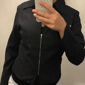 Svart randig kavajjacka med dragkedja - Omgggg såå fin och elegant från mango🙌💘aldrig använd