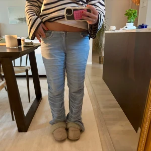 Ljusblå jeans från Weekday med mesh  - Säljer ett par ljusblå jeans från Weekday Limited Edition i storlek 30. Tillverkade i jeansmaterial med snygga sömmar och med mesh framtill!!💕