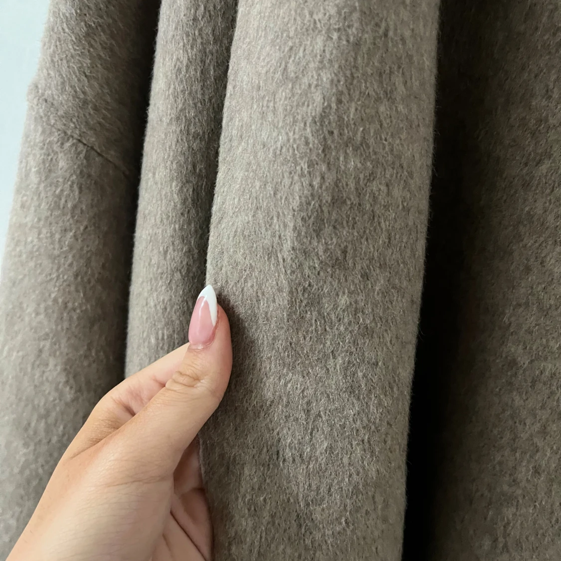 Beige kappa med pälsdetaljer - 4