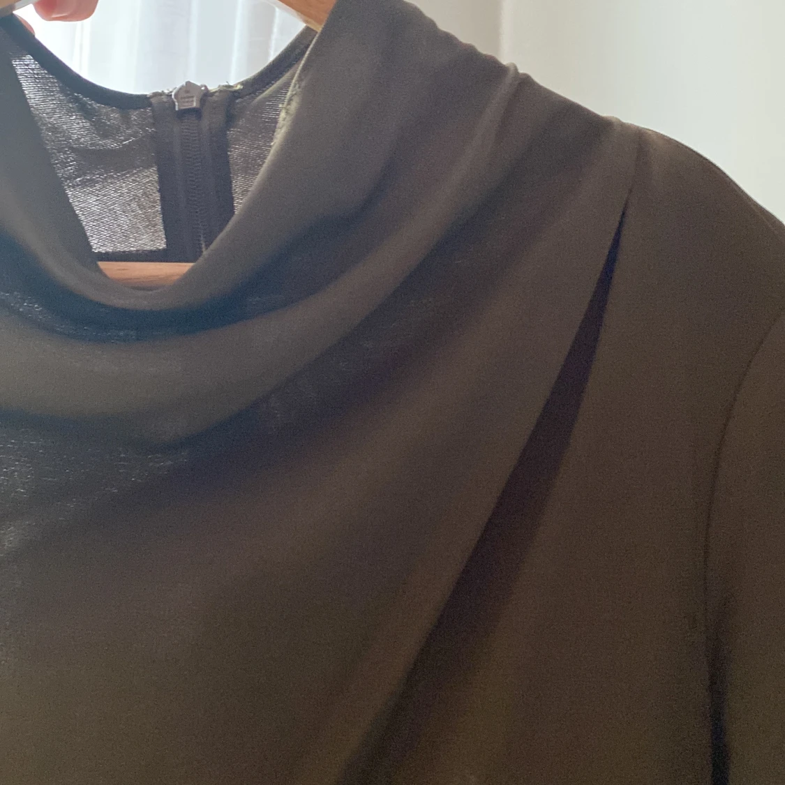 Oliv grön topp med draperad hals - 3