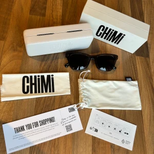 Svarta solglasögon CHIMI 07 - Snygga svarta solglasögon från CHIMI i modellen Ginger. Rektangulär form med mörka linser och stilren design. Bågarna är tillverkade i acetat och kommer med originaletui, putsduk och förpackning. Perfekt accessoar för en cool look.