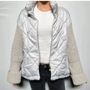 Jacka - Super mysig jacka med två olika material, säljer pga inte min stil!! Inga defekter 💗 tryck gärna på köp nu! 