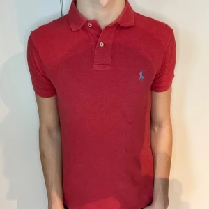 Polo Ralph lauren piké röd - Polo Ralph Lauren Pike | storlek s men liten i storleken så mer som en xs | skick 8/10 | fraktar via valfrit ombud på köparens bekostnad | hör av dig vid funderingar 