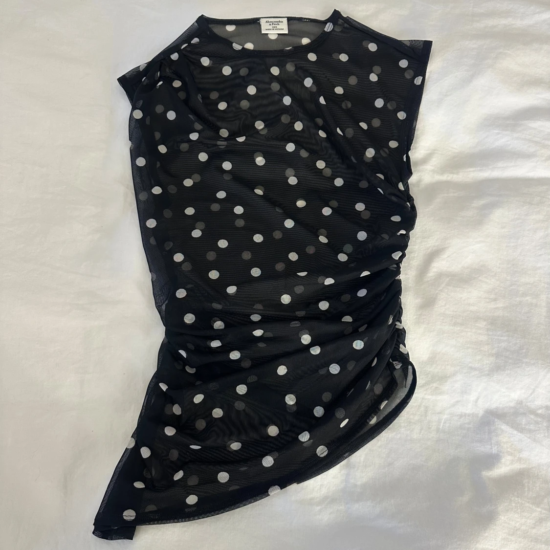 Svart mesh topp med vita prickar Abercrombie