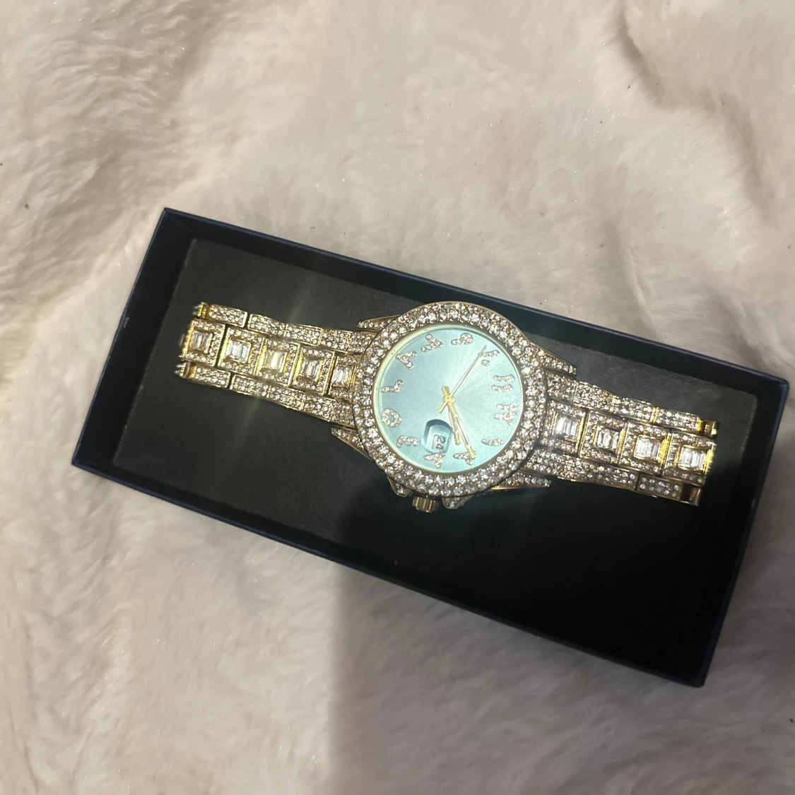 Glittrig guldig klocka med blå urtavla - 2