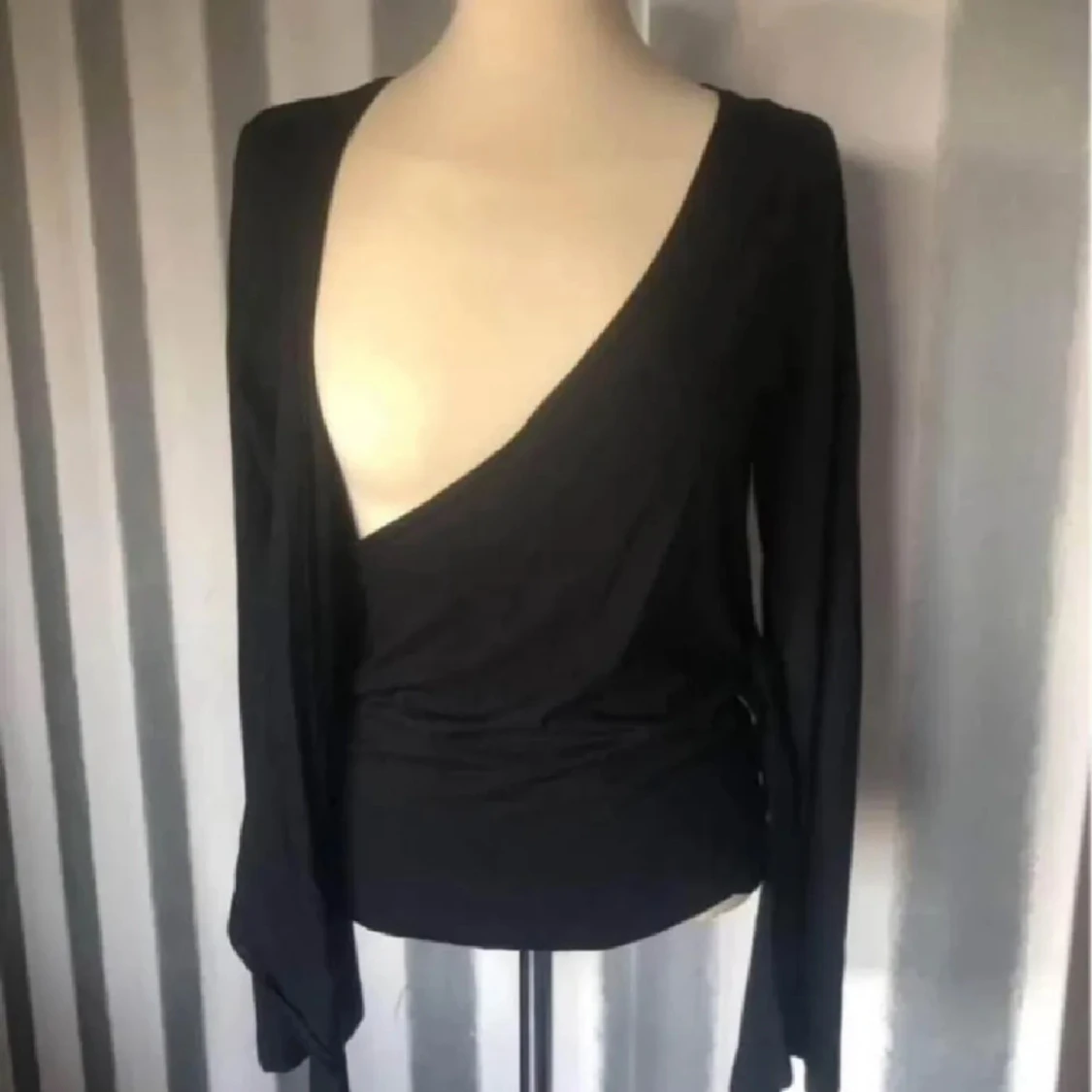 Svart omlottopp med knyt i midjan - 2