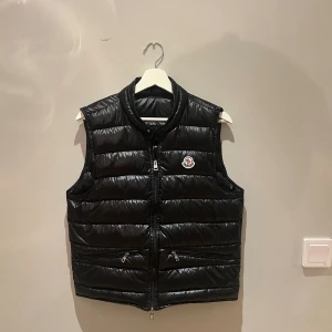 Moncler väst - Tja! Säljer nu min moncler väst som nu inte längre passar mig, sick  9/10, skriv om ni har några funderingar 📩🙌