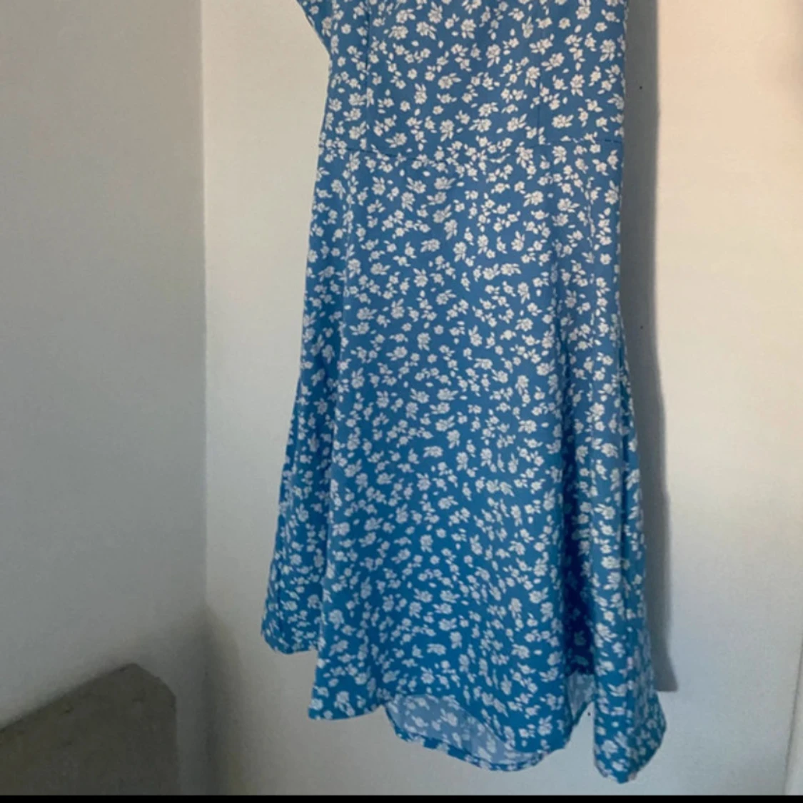 Blå blommig omlottklänning med knyt - 3