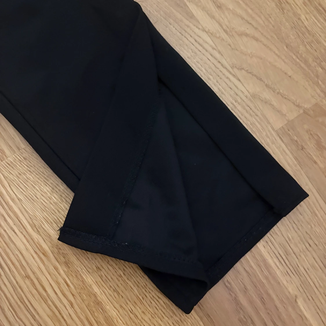 Svarta byxor med slits - 4