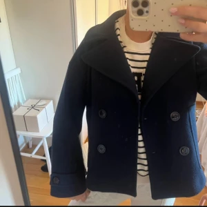 Mörkblå skepparjacka - Säljer en klassisk mörkblå kappa från design by si❤️