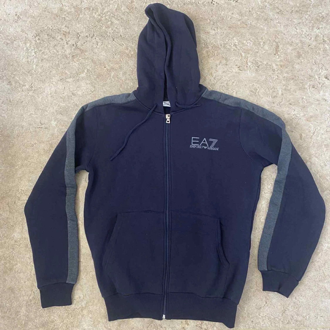 Mörkblå EA7 hoodie med dragkedja