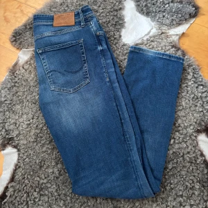 Jack & Jones jeans  - Jack & Jones jeans | Skick 9/10 | Tillbehör: Endast jeansen | Nypris: 899 SEK | Storlek: 33:34 | Pris kan diskuteras, vid fler bilder eller funderingar hör av er. 🍂🍁