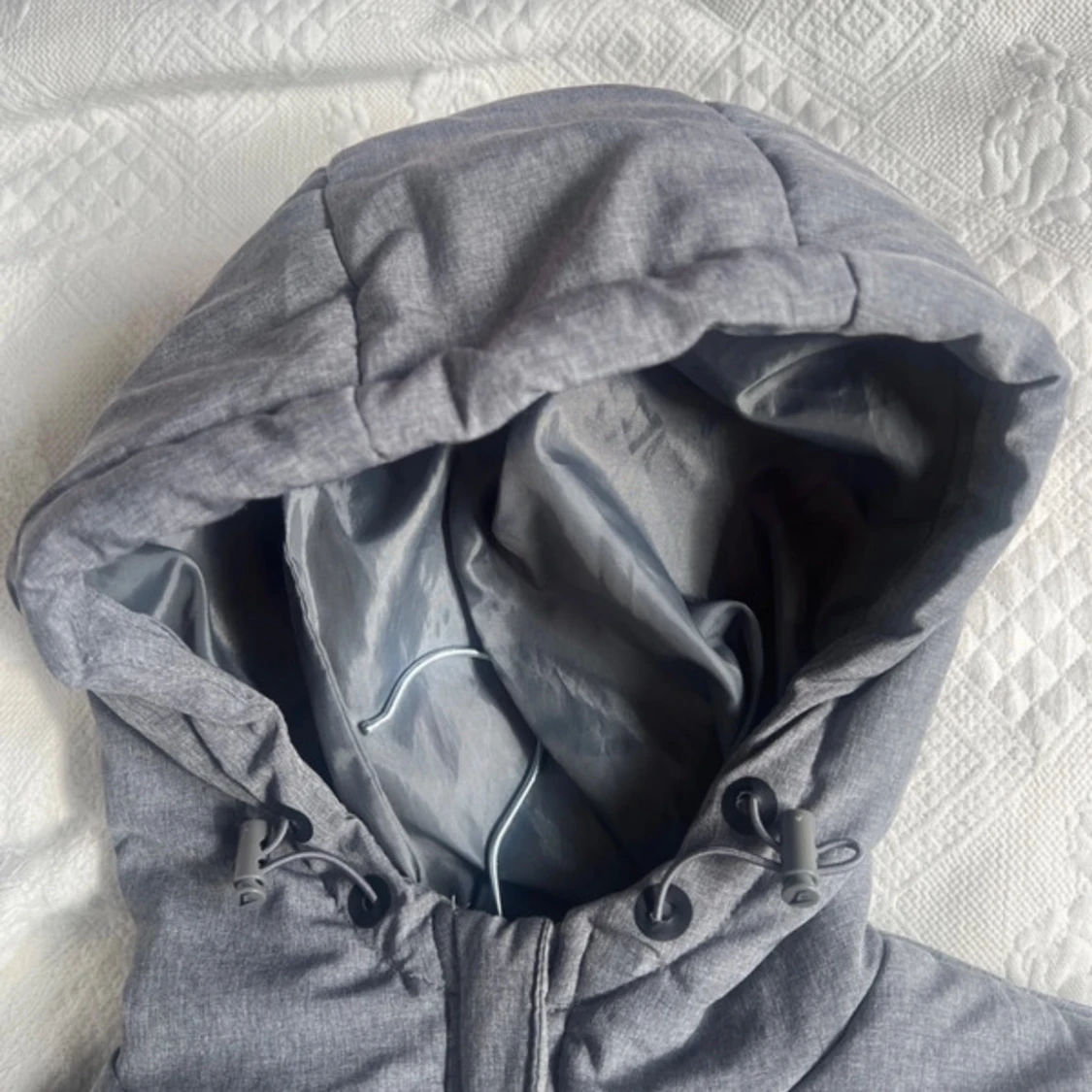 Grå quiltad pufferjacka med huva - 3