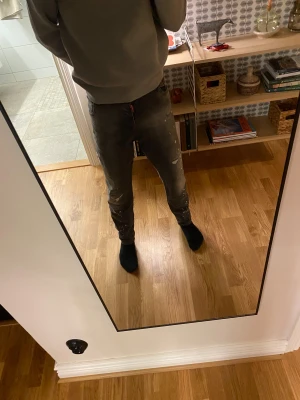 DSQUARED2 - Hej! Säljer dessa  jeans i storlek w33.  De är varsamt använda och i mycket fint skick, 9/10. Nypris var 3000+, säljs för 499. Hör gärna av dig vid minsta fråga eller om du vill ha fler bilder! 🙌 