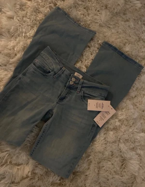 Nelly- Low waist bootcut stitch jeans - Nelly Low waist bootcut stitch jeans  Stl. 36/S Ny med prislapp. Endast testade.   Pris kan diskuteras💗
