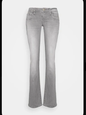 Grå bootcut jeans från LTB, strl 27/32 - Säljer dessa asnygga grå jeans från LTB i modellen Valerie, endast använda ett fåtal gånger och köpta nya från Zalando, alltså är de i nyskick. Säljer då de inte används. 