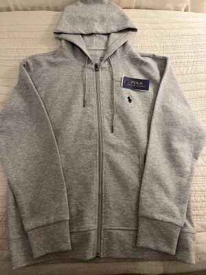Ralph lauren Zip hoodie - Grå zip hoodie i storlek M, Oanvänd