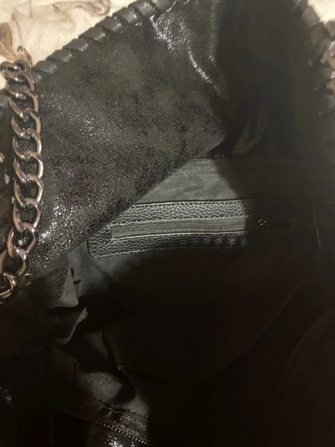 Svart axelväska med kedjehandtag, Liknar en Stella Mccartney väska - 1