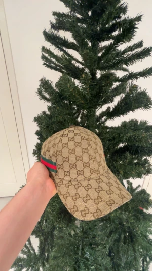 Gucci keps  - Snygg Gucci keps med en fina randig form passar perfekt för att styla upp klädstilen🤩🤩