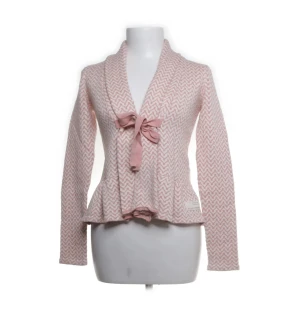 Odd Molly Kofta - Supersöt rosa och vit kofta från Odd Molly i mönster, lång ärm och knytrosett framtill. Koftan har en broderad detalj på ryggen och är tillverkad i 100% bomull. Perfekt för dig som gillar mjuka färger och unika detaljer. 