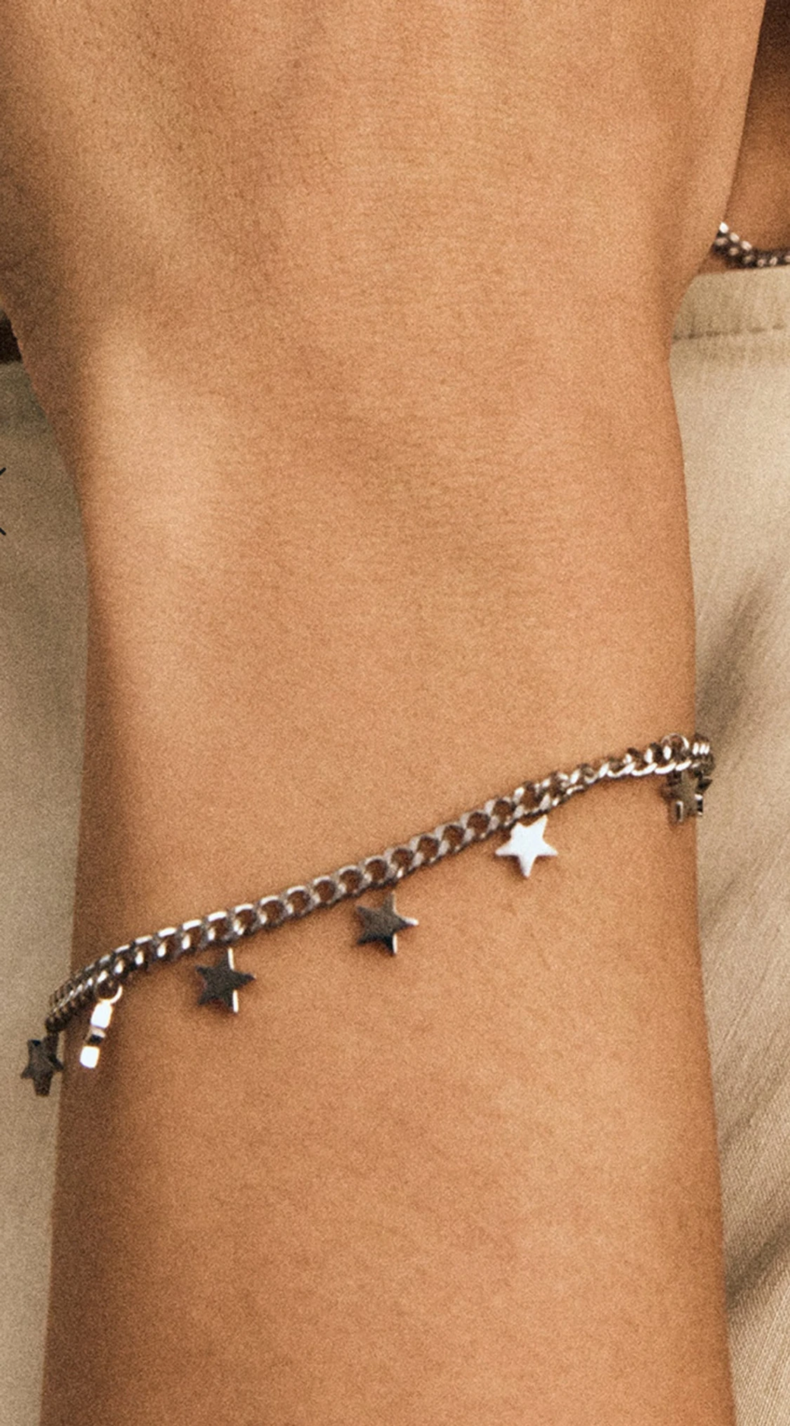 Silverfärgat armband med stjärnor