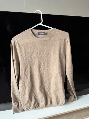 Beige långärmad tröja Dressmann S - Superskön beige tröja från Dressmann i storlek S/M, tillverkad av mjuk Supima-bomull. Köpt för 600 kr. Använt den 3-5 gånger 