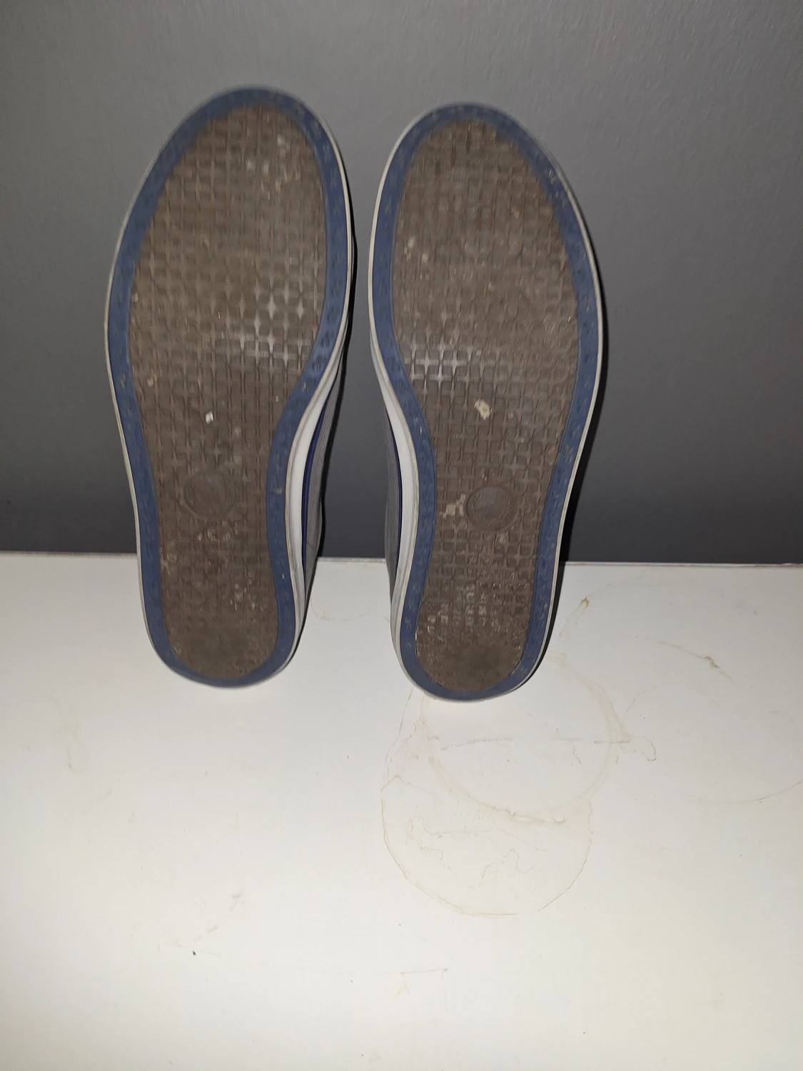 Gråa sneakers från Fred Perry.  O.B.S går ej lägre är 450kr - 1