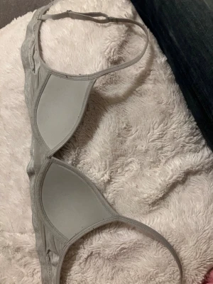 Grå bandeau tubtopp med justerbara band - Grå bh 