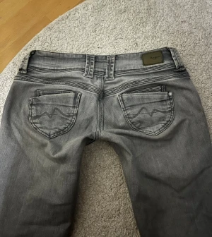 Lågmidjade Pepe Jeans - Väldigt lågmidjade raka jeans från Pepe Jeans🩷 Midjemåttet är 38cm, innerbenslängden är 72cm och fotvidden är 18 cm. Passar mig som är 160 cm